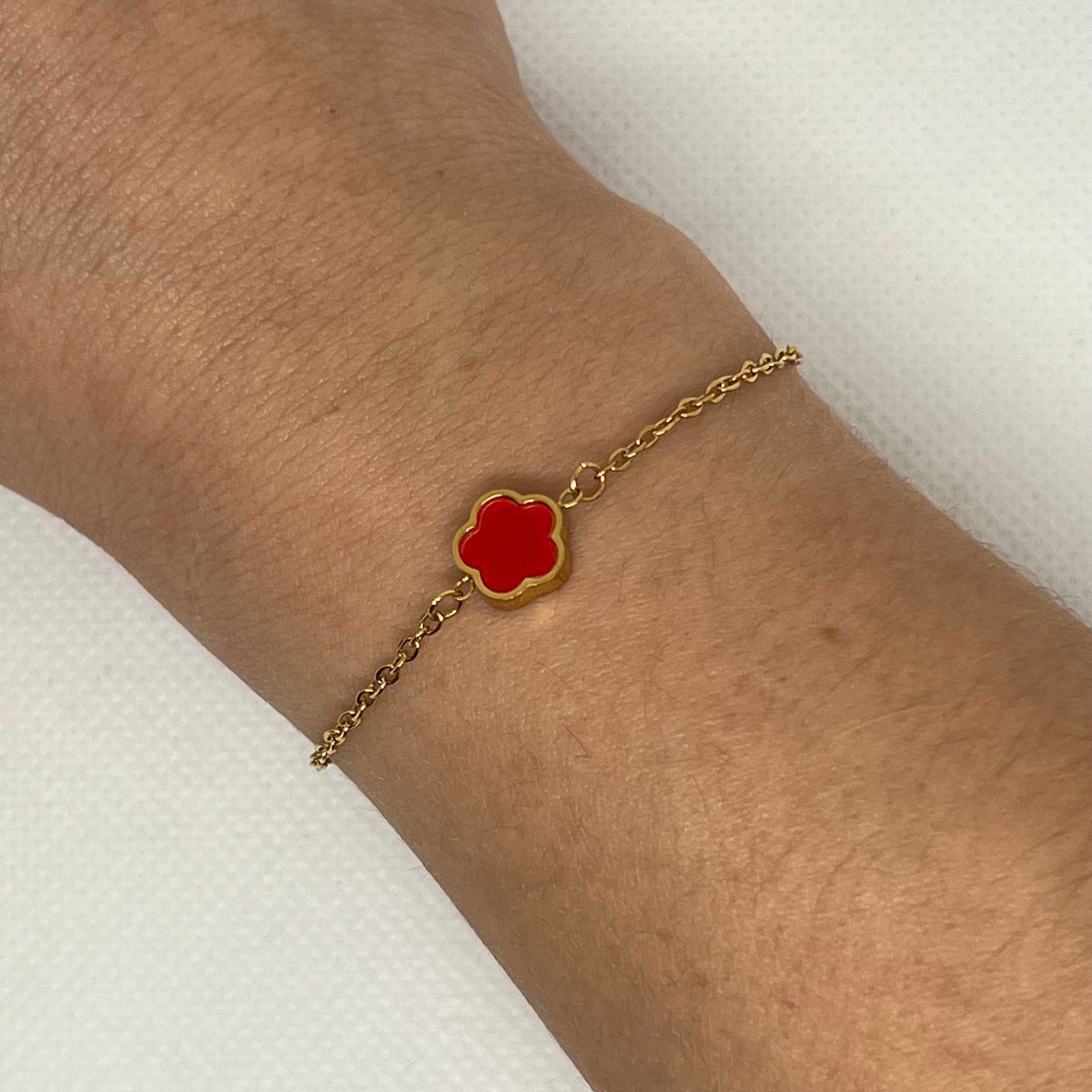 Bracelet trèfle rouge "Sarah" chaîne dorée acier inoxydable