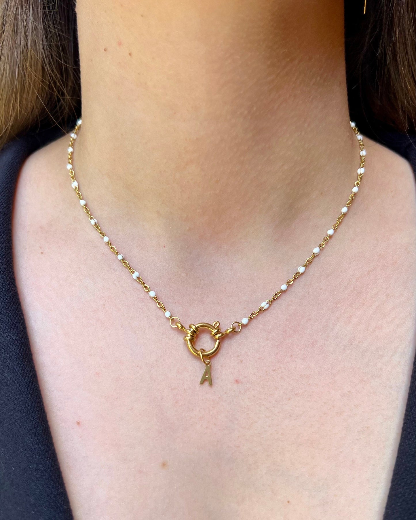 Collier "Agnès" perles blanches & chaîne dorée pendentif initiale en acier inoxydable