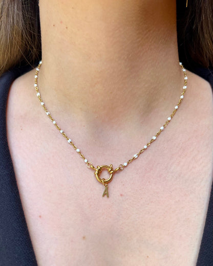 Collier "Agnès" perles blanches & chaîne dorée pendentif initiale en acier inoxydable