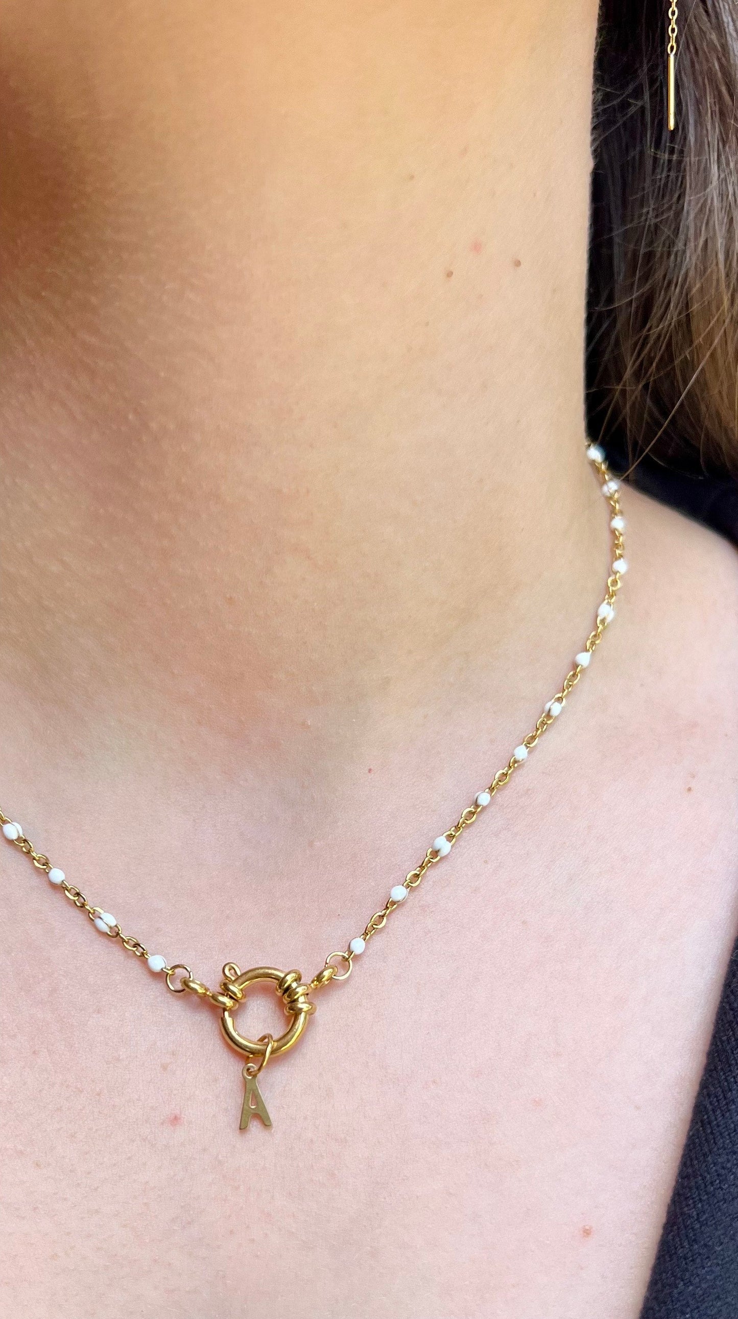 Collier "Agnès" perles blanches & chaîne dorée pendentif initiale en acier inoxydable