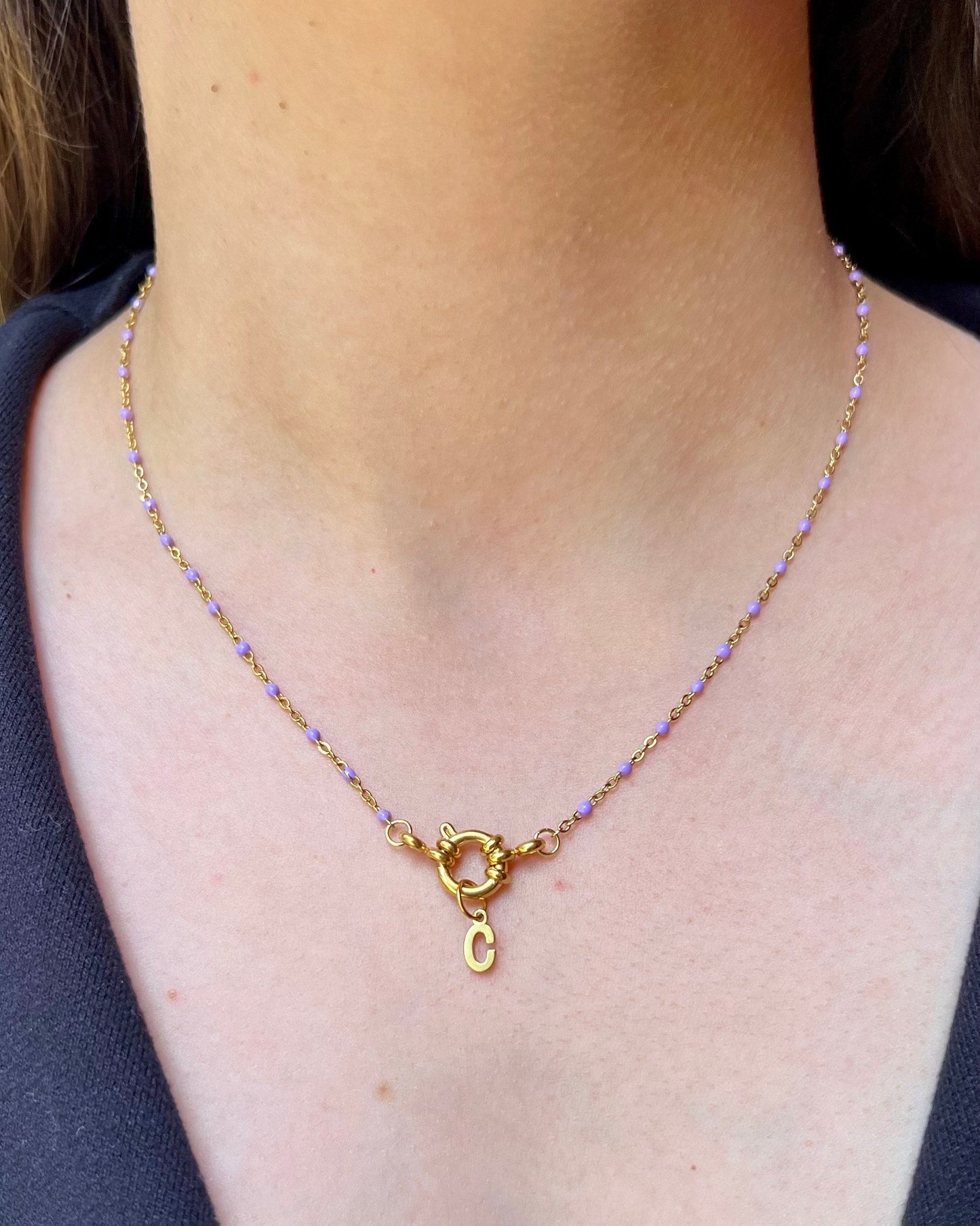 Collier "Charlotte" perles & chaîne dorée mini, pendentif initiale en acier inoxydable violet
