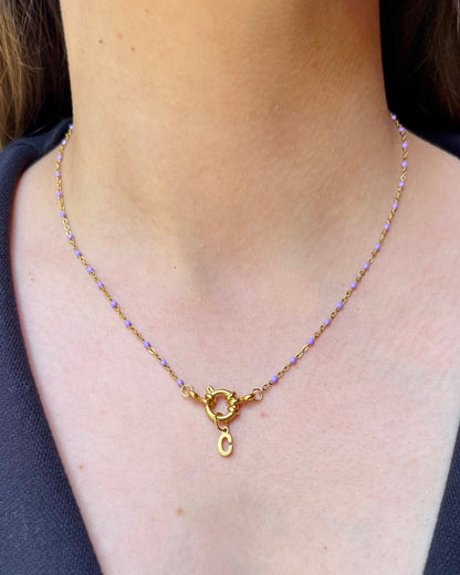 Collier "Charlotte" perles & chaîne dorée mini, pendentif initiale en acier inoxydable violet