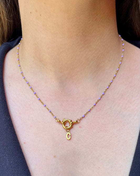 Collier "Charlotte" perles & chaîne dorée mini, pendentif initiale en acier inoxydable violet