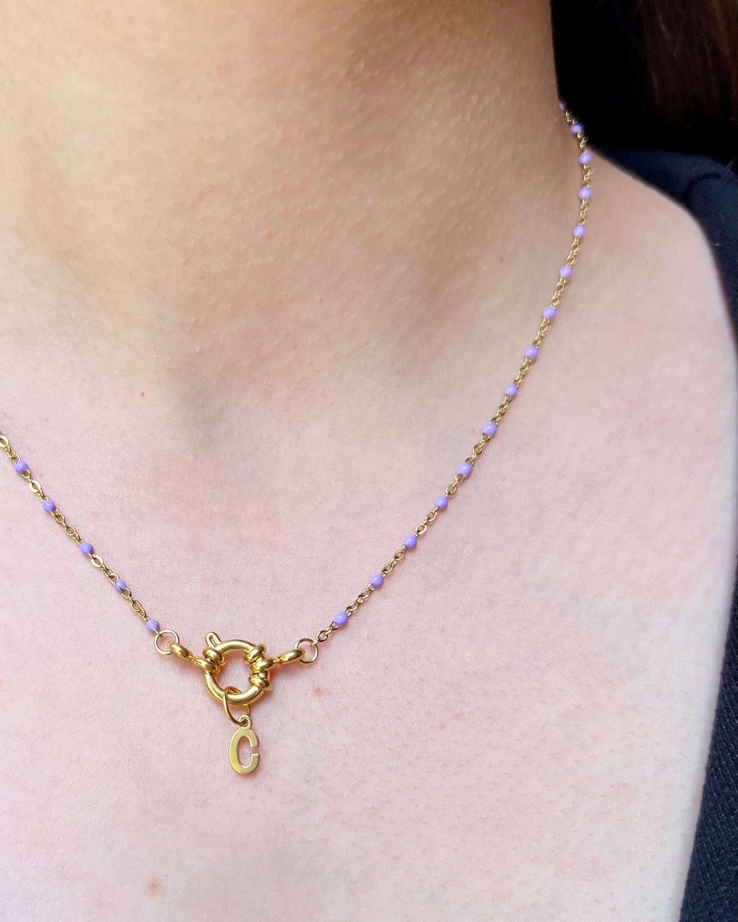 Collier "Charlotte" perles & chaîne dorée mini, pendentif initiale en acier inoxydable violet