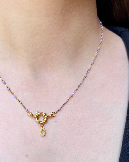 Collier "Charlotte" perles & chaîne dorée mini, pendentif initiale en acier inoxydable violet