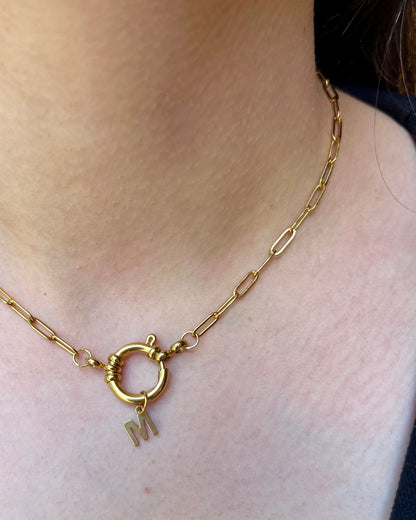 Collier "Marie" chaîne maille dorée, pendentif initiale en acier inoxydable
