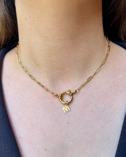 Collier "Marie" chaîne maille dorée, pendentif initiale en acier inoxydable