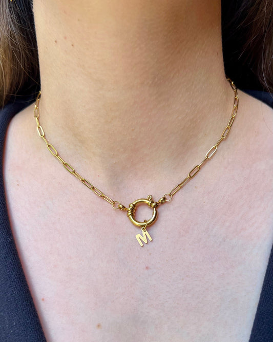 Collier "Marie" chaîne maille dorée, pendentif initiale en acier inoxydable