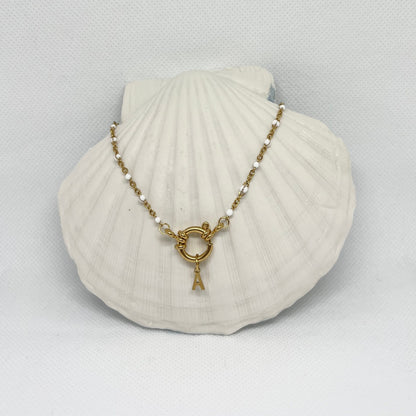 Collier "Agnès" perles blanches & chaîne dorée pendentif initiale en acier inoxydable