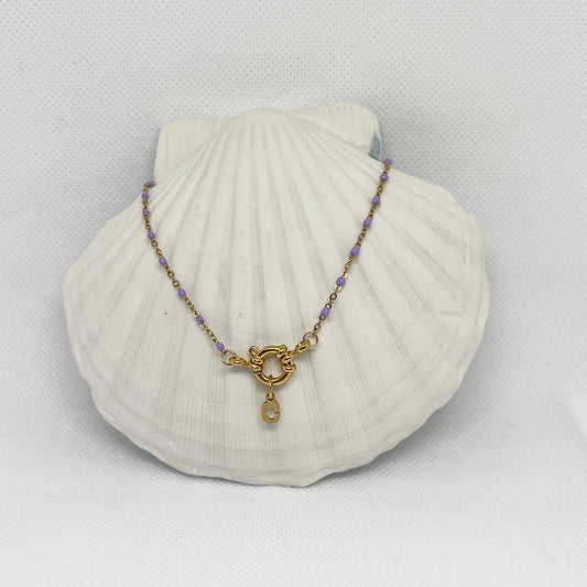 Collier "Charlotte" perles & chaîne dorée mini, pendentif initiale en acier inoxydable violet