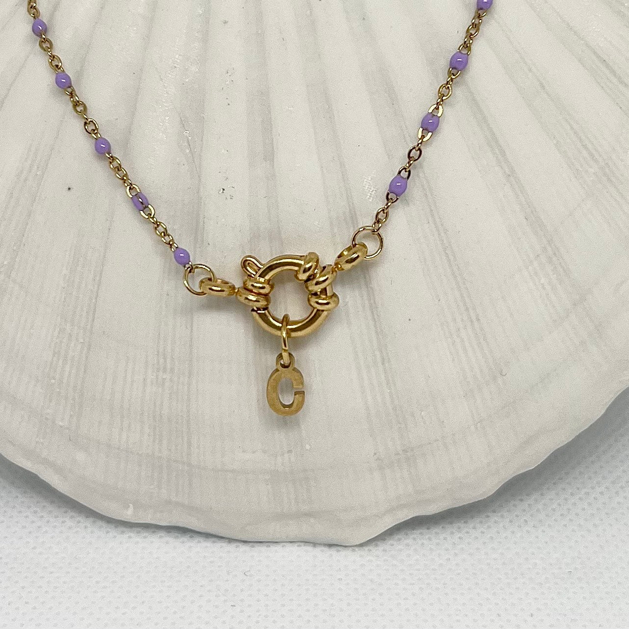 Collier "Charlotte" perles & chaîne dorée mini, pendentif initiale en acier inoxydable violet