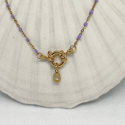 Collier "Charlotte" perles & chaîne dorée mini, pendentif initiale en acier inoxydable violet