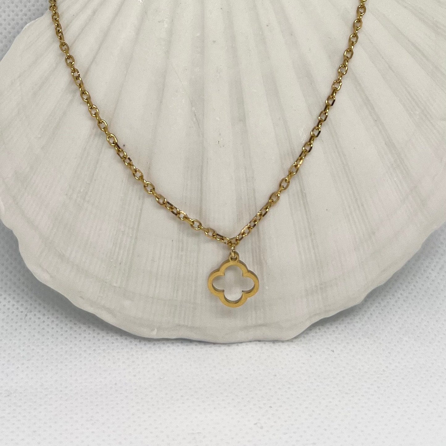 Collier "Chance" chaîne dorée, pendentif trèfle en acier inoxydable