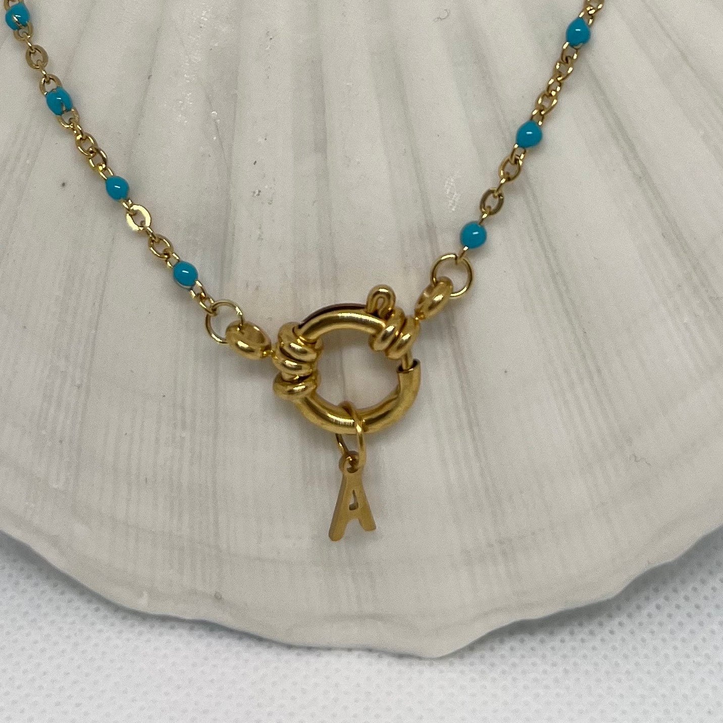 Collier "Agnès" perles & chaîne dorée pendentif initiale en acier inoxydable bleu
