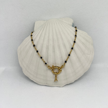Collier "Agnès" perles & chaîne dorée pendentif initiale en acier inoxydable noir
