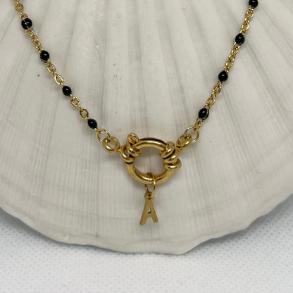 Collier "Agnès" perles & chaîne dorée pendentif initiale en acier inoxydable noir