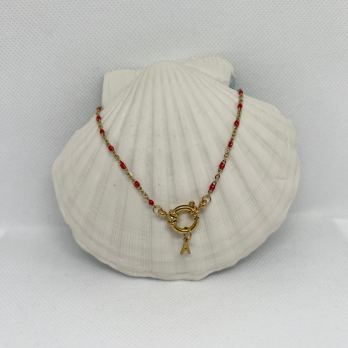 Collier "Agnès" perles & chaîne dorée pendentif initiale en acier inoxydable rouge