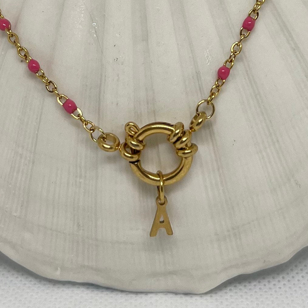 Collier "Agnès" perles & chaîne dorée pendentif initiale en acier inoxydable rose