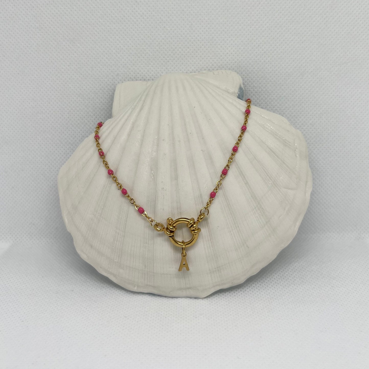 Collier "Agnès" perles & chaîne dorée pendentif initiale en acier inoxydable rose