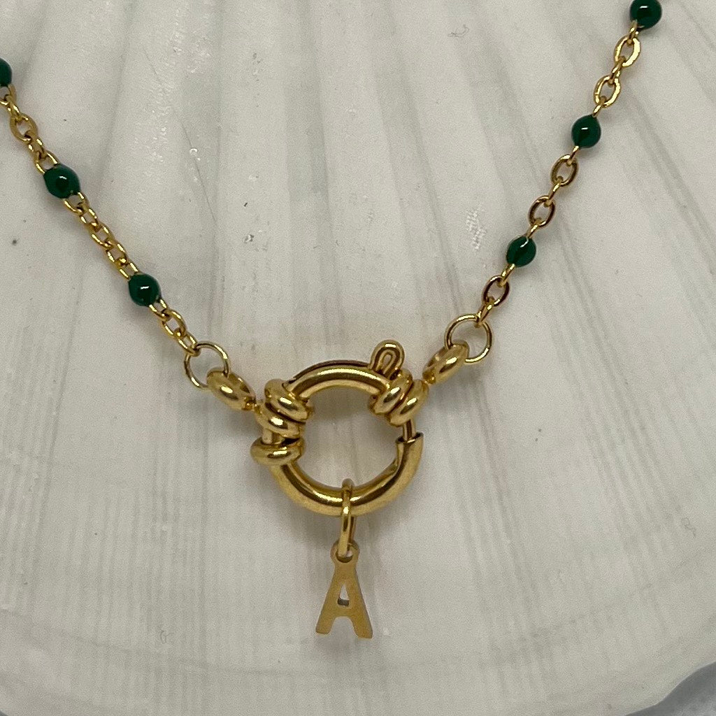 Collier "Agnès" perles & chaîne dorée pendentif initiale en acier inoxydable vert