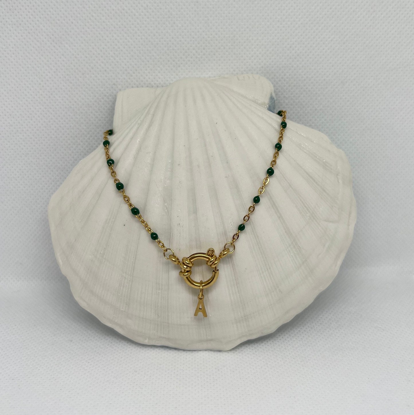 Collier "Agnès" perles & chaîne dorée pendentif initiale en acier inoxydable vert