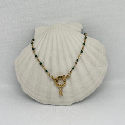 Collier "Agnès" perles & chaîne dorée pendentif initiale en acier inoxydable vert
