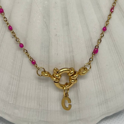Collier "Charlotte" perles & chaîne dorée mini, pendentif initiale en acier inoxydable rose