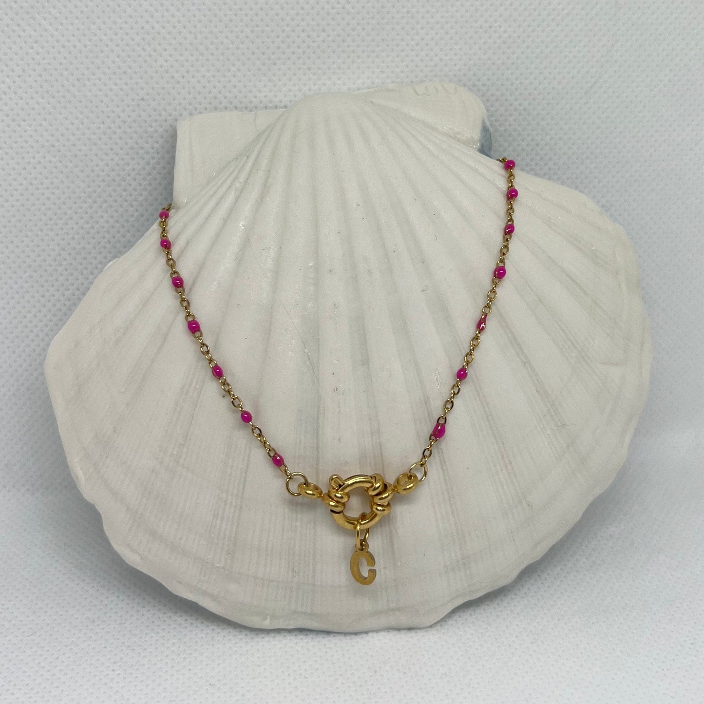 Collier "Charlotte" perles & chaîne dorée mini, pendentif initiale en acier inoxydable rose