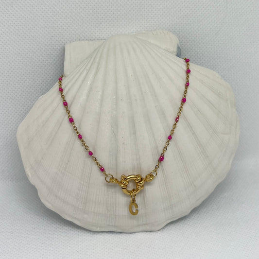 Collier "Charlotte" perles roses & chaîne dorée mini, pendentif initiale en acier inoxydable