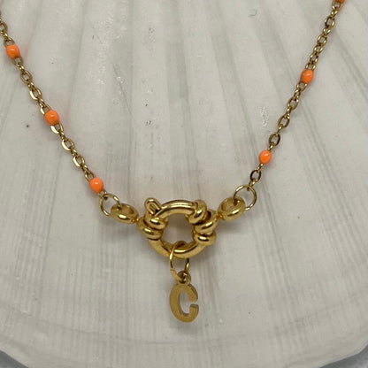 Collier "Charlotte" perles & chaîne dorée mini, pendentif initiale en acier inoxydable orange