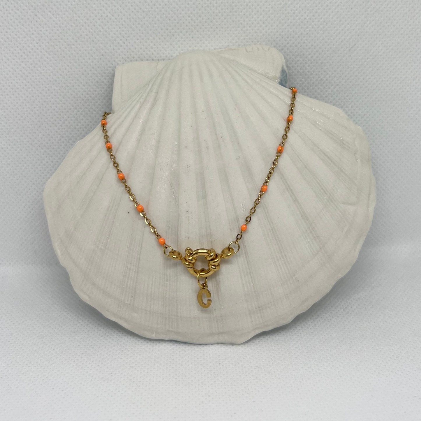 Collier "Charlotte" perles & chaîne dorée mini, pendentif initiale en acier inoxydable orange