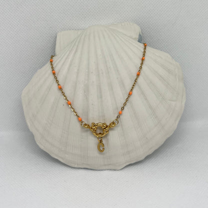 Collier "Charlotte" perles & chaîne dorée mini, pendentif initiale en acier inoxydable orange