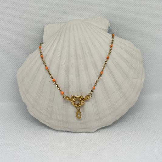 Collier "Charlotte" perles oranges & chaîne dorée mini, pendentif initiale en acier inoxydable